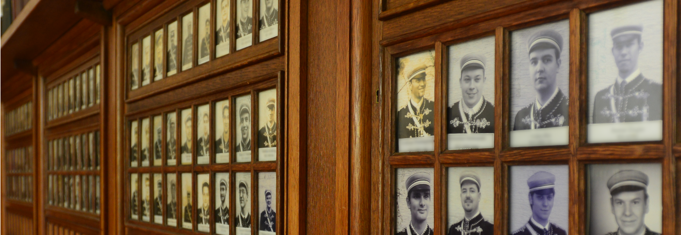 Ahnenwand mit historischen Fotos früherer Mitglieder der Burschenschaft Frisia in Darmstadt