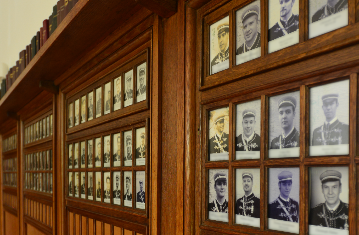 Ahnenwand mit historischen Fotos früherer Mitglieder der Burschenschaft Frisia in Darmstadt