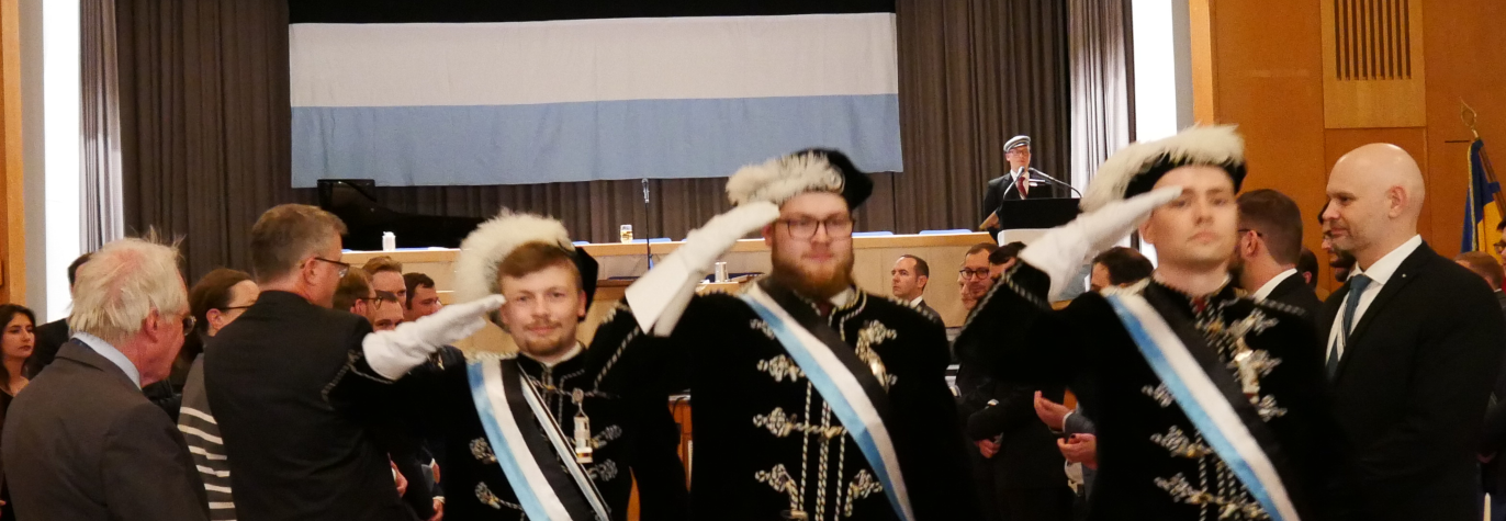 Chargierte der Burschenschaft Frisia in traditioneller Festuniform bei einer offiziellen Veranstaltung in Darmstadt