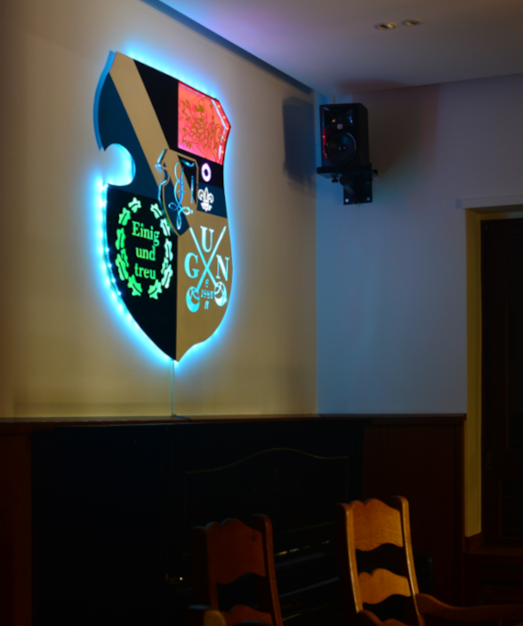 Beleuchtetes Wappen der Burschenschaft Frisia im Aufenthaltsraum des Friesenhauses